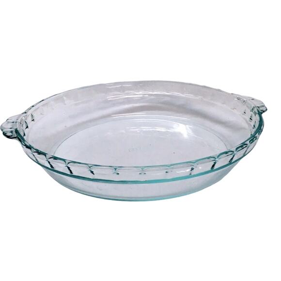 Pyrex Bakeware 9-1/2-Inch Scalloped Pie Plate - Picture 1 of 3